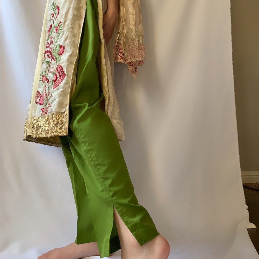 💚 Pakistani 3 pc. Suit/ Outfit - Picture 5 of 10